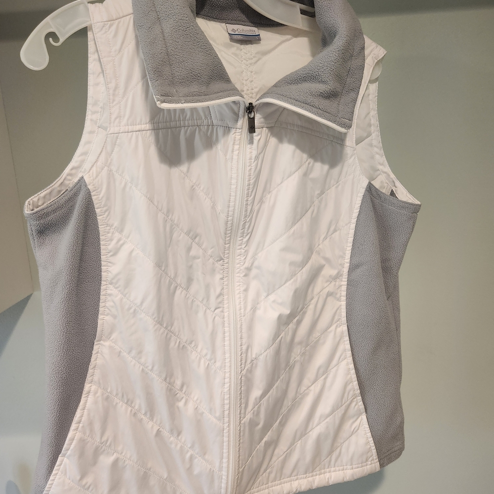 Columbia Women's White & Light Gray Insulated Fleece-Trim Vest